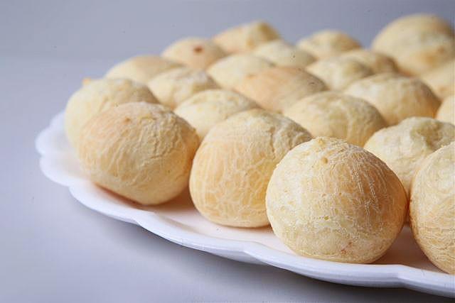 Frozen Mini Pao de Queijo - Cheese Bread - 100 units - Party Size - Cento